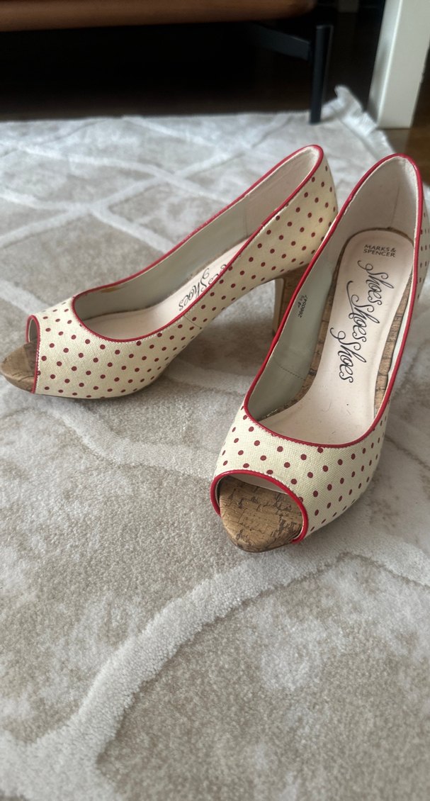 Krem rengi üzerinde kırmızı puantiyeli  Topuklu Kadın Ayakkabı - Görsel 5