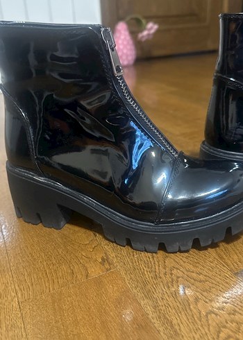 Siyah Parlak Fermuarlı Gotik Kadın Bot - Görsel 2