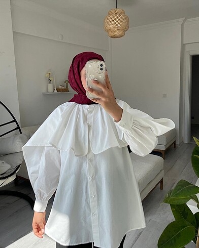 Kolları volanlı beyaz gömlek