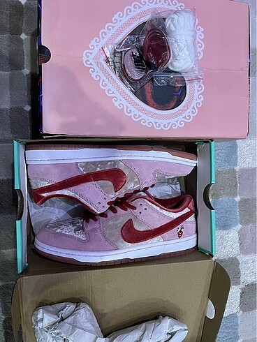 Nike Dunk Low Strange Love