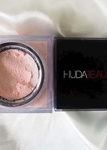 Huda Beauty Açık Bej Pudra