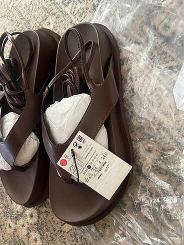 37 Beden Bershka sandalet