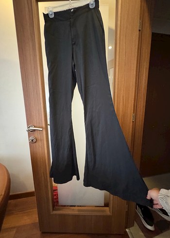 Siyah Yırtmaçlı İpek Görünümlü Kadın İspanyol Paça Pantolon