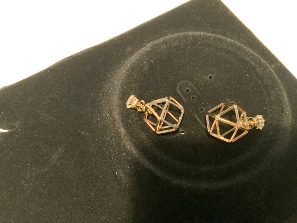 Altın Renkli Mini Kare Küpeler - Görsel 2