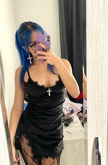 haç kolyeli gotik yırtmaçlı elbise
