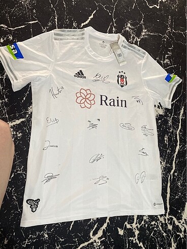 Adidas imzalı Beşiktaş forması