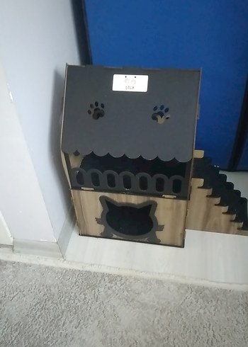 Kediler için Siyah Ahşap Ev