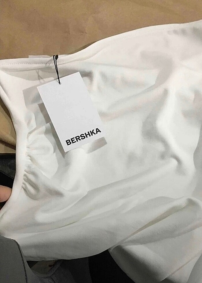 Bershka bandeu crop straplez üst - Görsel 2