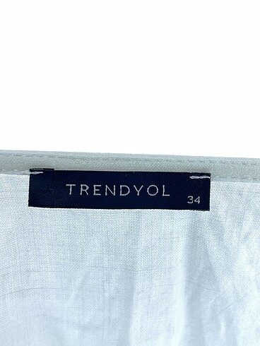 34 Beden beyaz Renk Trendyol & Milla Gömlek %70 İndirimli.