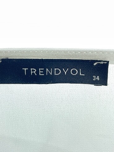 34 Beden beyaz Renk Trendyol & Milla Bluz %70 İndirimli.