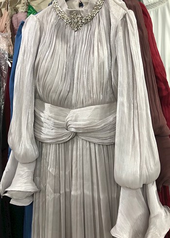 Yüksek Yakalı Gri Uzun Drapeli Abiye Elbise - Görsel 3