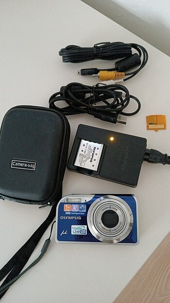 OLYMPUS 12 MEGAPIXEL u-5000 5 X ZOOM