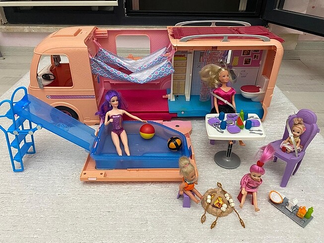 Barbie karavanı makyaj masası