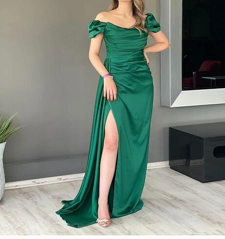 Zümrüt yeşili saten abiye