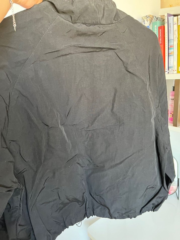 Kadın Siyah Yüksek Yakalı Fermuarlı Yağmurluk - Görsel 3