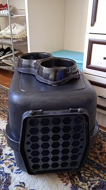 Kedi taşıma kabı ve mama kabi