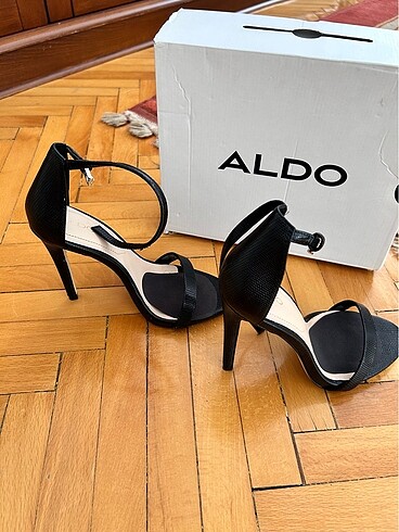 Aldo 37 numara siyah bantlı sandalet