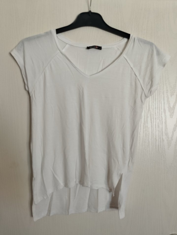 Kadın Beyaz V Yaka Tişört - Görsel 2