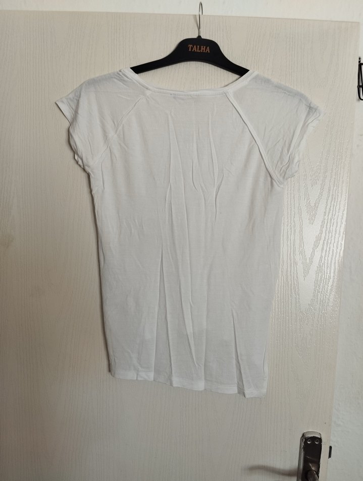 Kadın Beyaz V Yaka Tişört - Görsel 4