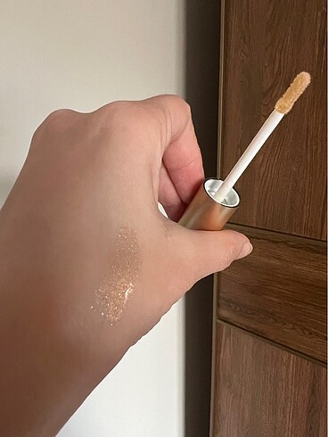 Golden rose golden nude gold rengi dudak parlatıcısı - Görsel 4