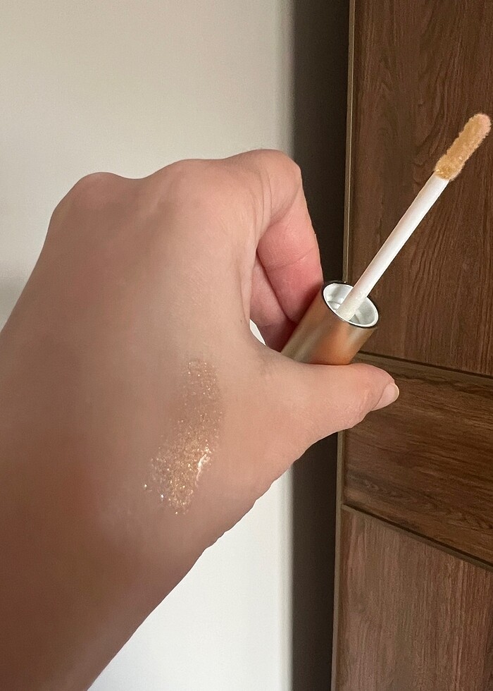 Golden rose golden nude gold rengi dudak parlatıcısı - Görsel 4