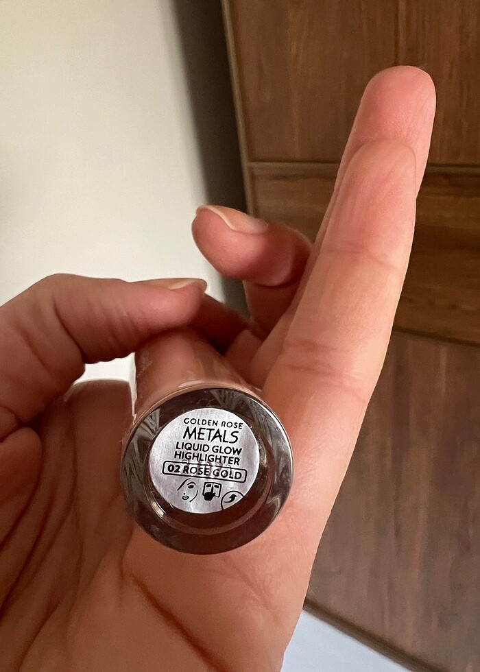 Golden rose liquid glow highlighter 02 rose gold dudak parlatıcı - Görsel 3