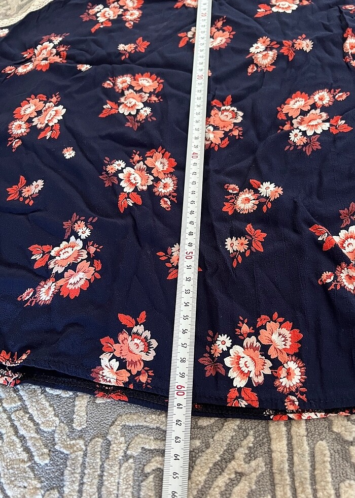 Çiçekli kolsuz bluz - Görsel 4