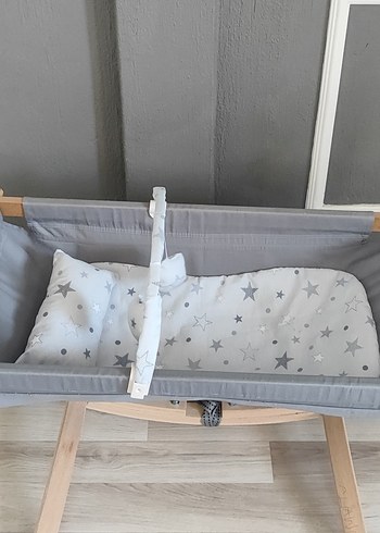 Gri Bebek Beşiği ve Yıldız Desenli Yastık