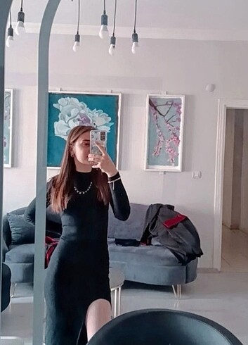 Yırtmaçlı vücudu saran elbise