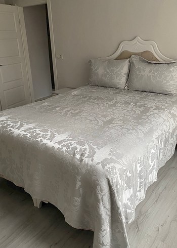 Gri Çiçek Desenli Beyaz Yatak Örtüsü - Görsel 3