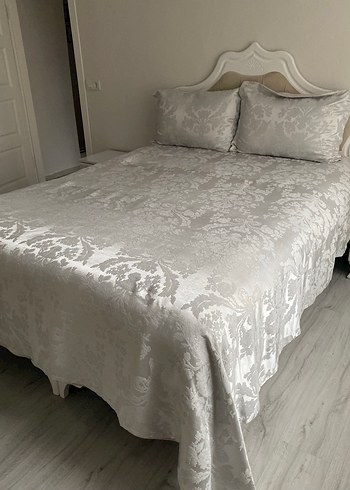 Gri Çiçek Desenli Beyaz Yatak Örtüsü - Görsel 5