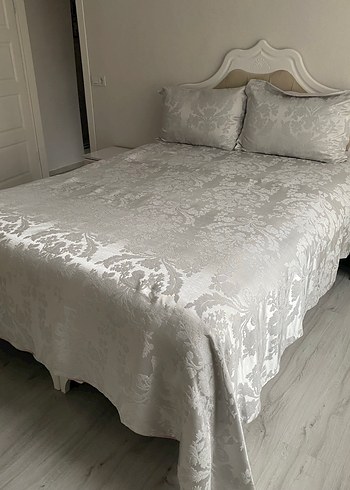 Gri Çiçek Desenli Beyaz Yatak Örtüsü - Görsel 6