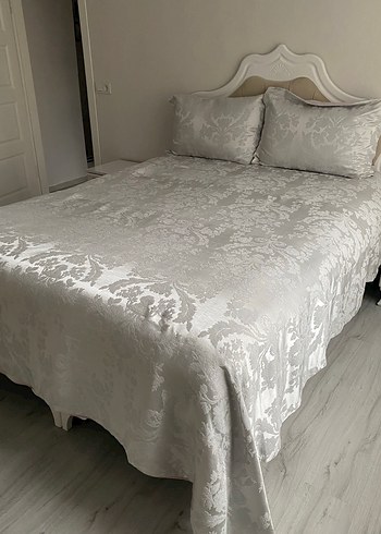 Gri Çiçek Desenli Beyaz Yatak Örtüsü - Görsel 7