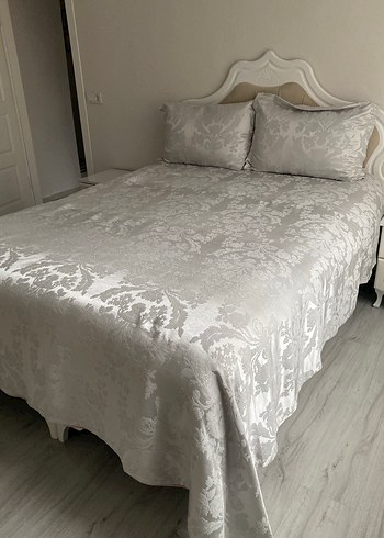 Gri Çiçek Desenli Beyaz Yatak Örtüsü - Görsel 4