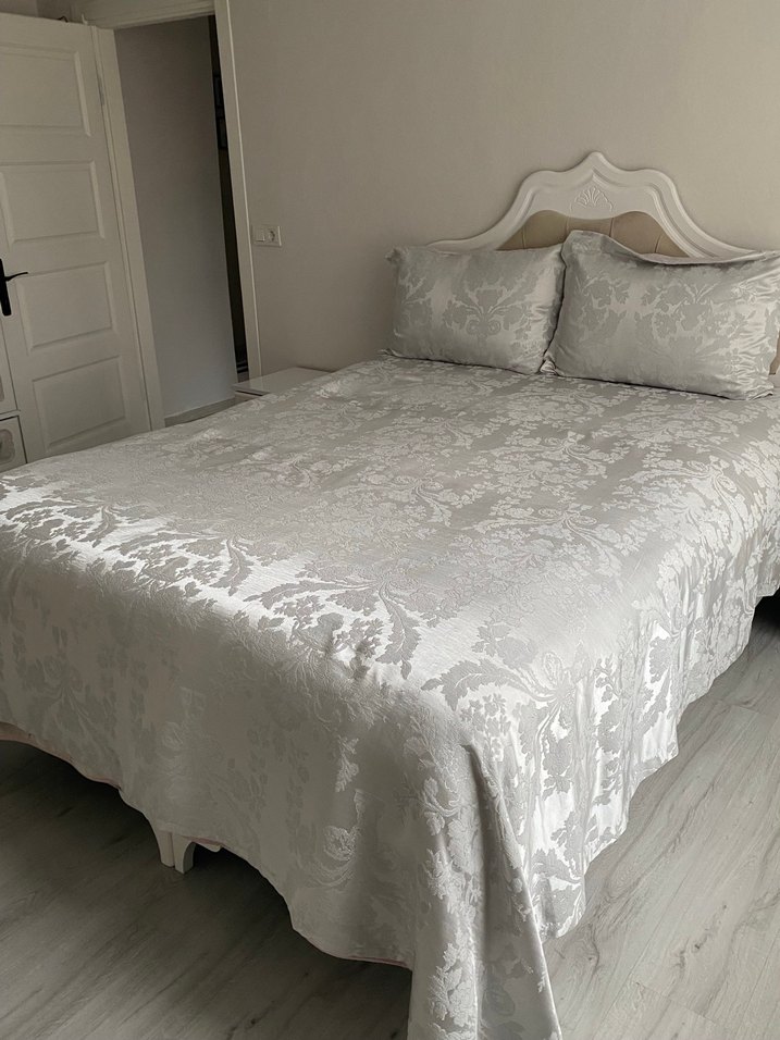 Gri Çiçek Desenli Beyaz Yatak Örtüsü - Görsel 3