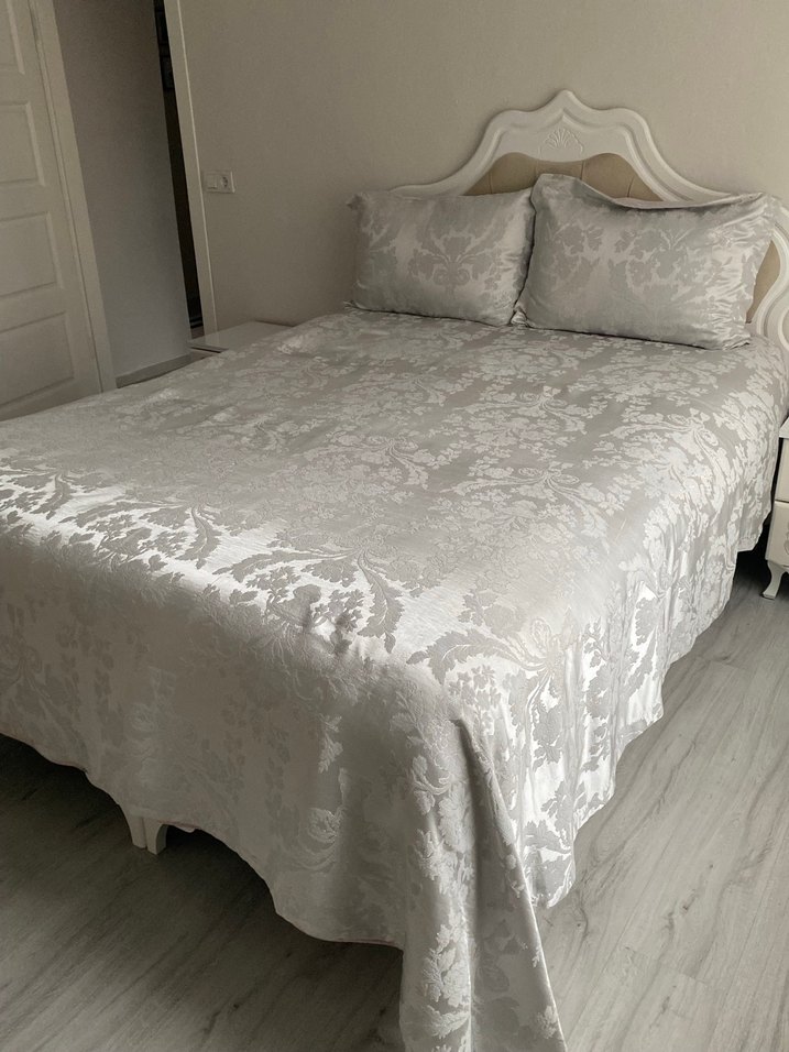 Gri Çiçek Desenli Beyaz Yatak Örtüsü - Görsel 5