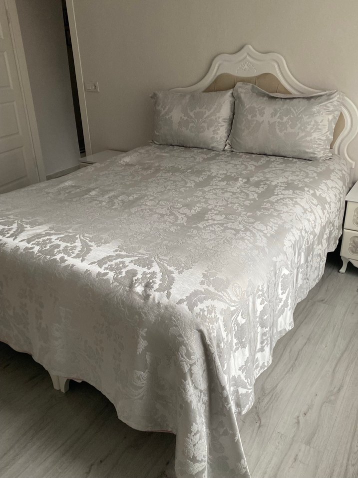 Gri Çiçek Desenli Beyaz Yatak Örtüsü - Görsel 4