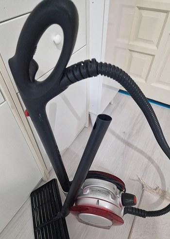 Arçelik Kırmızı ve Siyah Elektrikli Süpürge