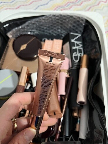Diğer Charlotte tilbury likit highlighter