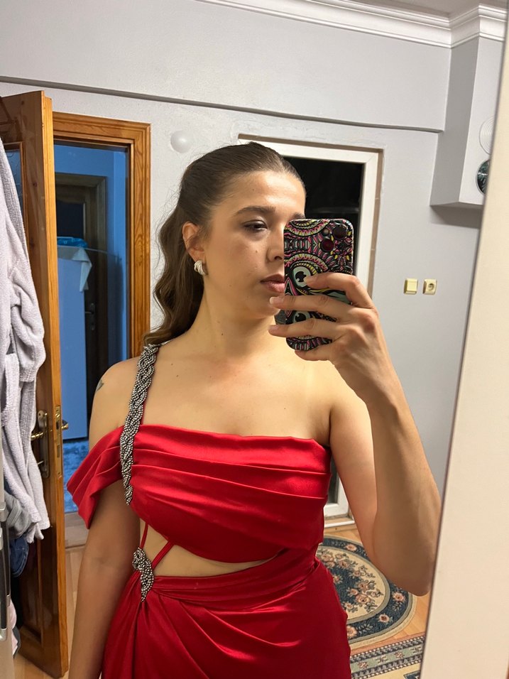 Alfabeta Parlak Kırmızı Drapeli Uzun Abiye Elbise - Görsel 5