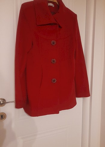 Kırmızı Düğmeli Kadın Kaban - Görsel 2