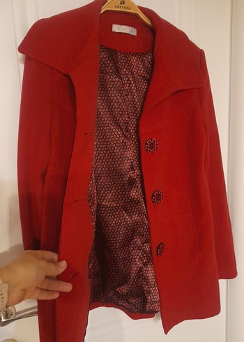 Kırmızı Düğmeli Kadın Kaban - Görsel 5