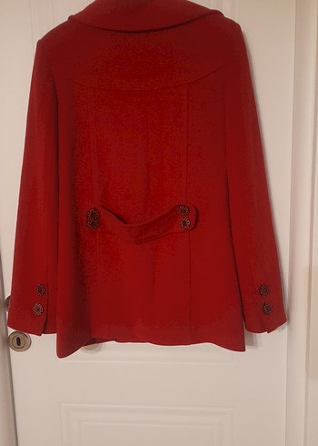 Kırmızı Düğmeli Kadın Kaban - Görsel 4