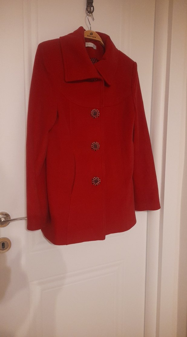 Kırmızı Düğmeli Kadın Kaban - Görsel 2