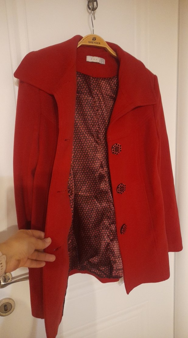 Kırmızı Düğmeli Kadın Kaban - Görsel 5