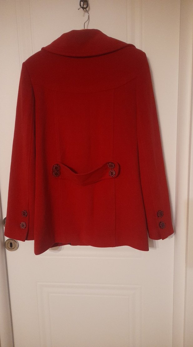 Kırmızı Düğmeli Kadın Kaban - Görsel 4