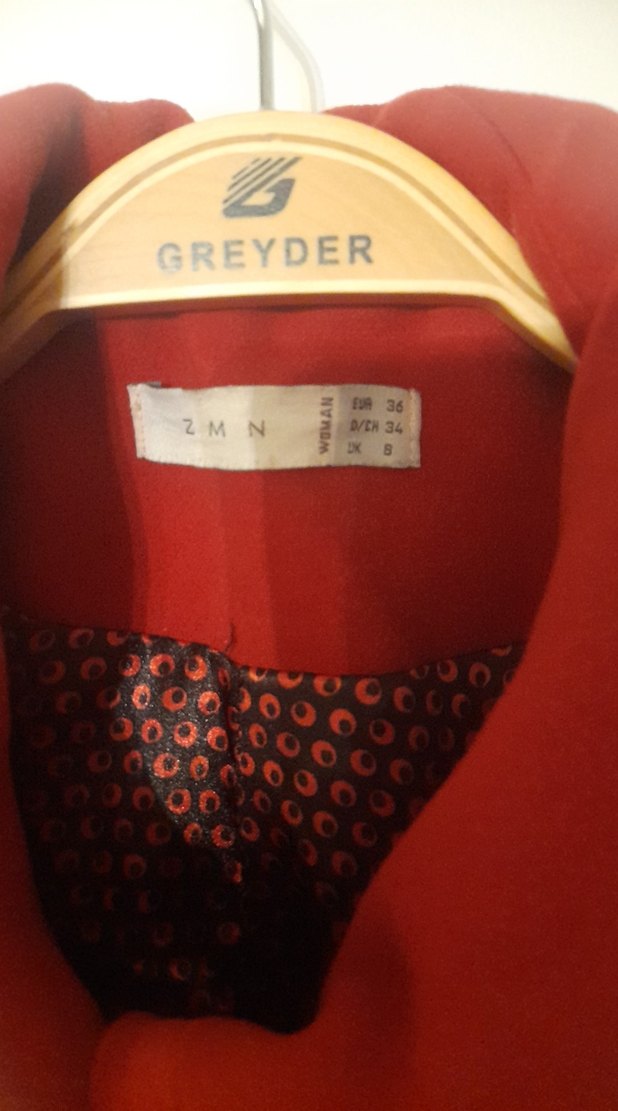 Kırmızı Düğmeli Kadın Kaban - Görsel 3