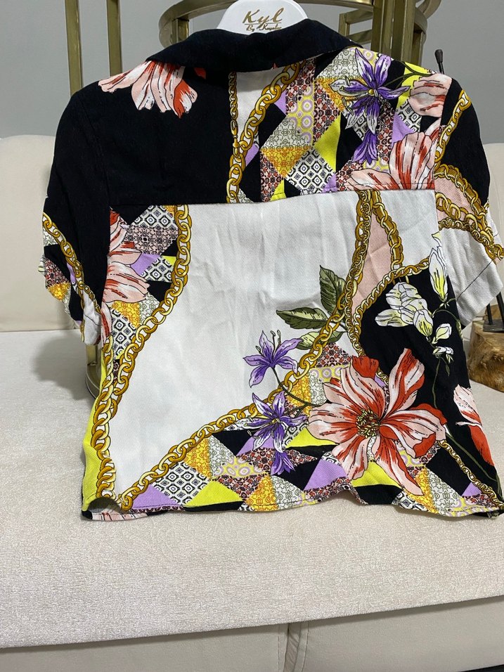 Çiçek Desenli Zincir Detaylı Kısa Kollu Gömlek - Görsel 2