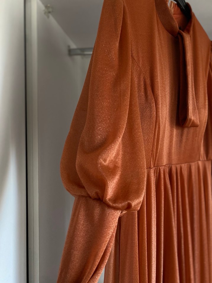 Kendiliğinden simli parlak tesettür elbise - Görsel 3