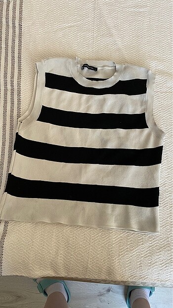 TRENDYOLMİLLA EKRU CROP ÇİZGİLİ TRİKO BLUZ